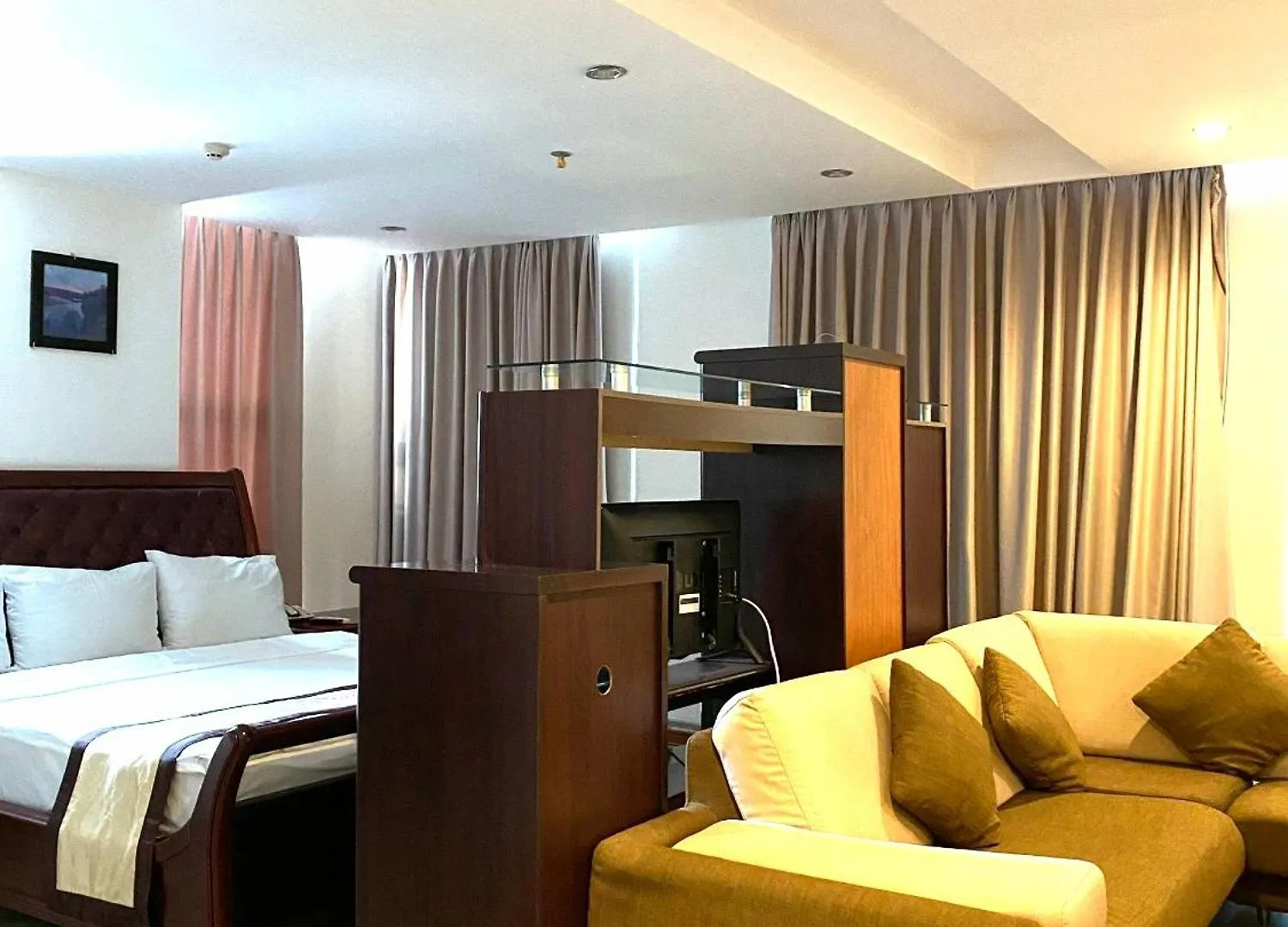 Nhat Linh Hotel & Suites Da Nang